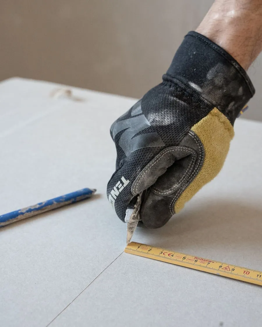 Aftekenen langs een duimstok voordat er gesneden wordt